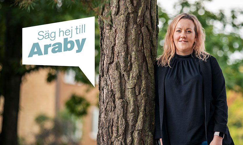 Foto på Anna som jobbar på mötesplats Tallgården i Araby. Anna lutar sig mot ett träd och text som lyser: 