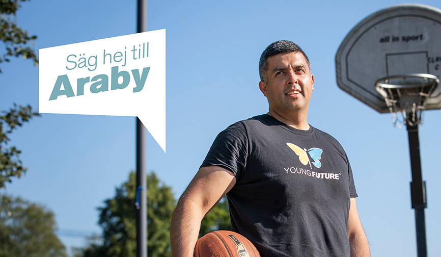 Foto på Wladde som står på en basketplan med basketboll i handen. Text