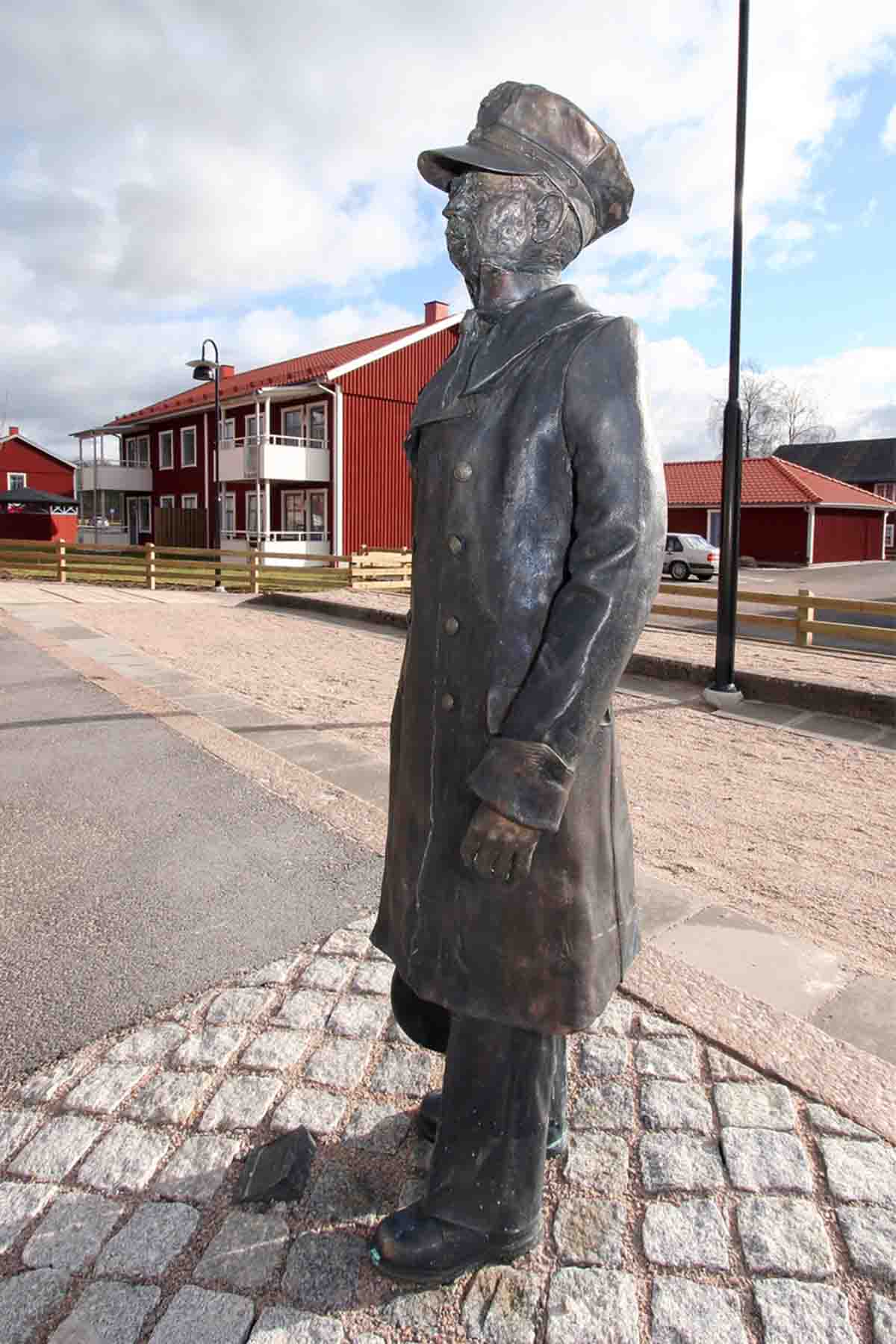 Konstnären Remus Wilsons skulptur Stinsen bevakar stationsområdet.