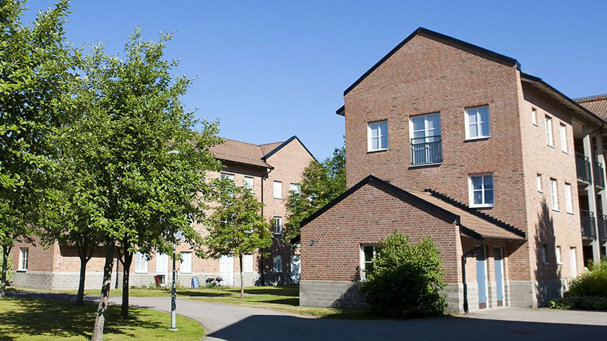 Foto på hus med studentbostäder i kv Forskaren på Campus Växjö. 