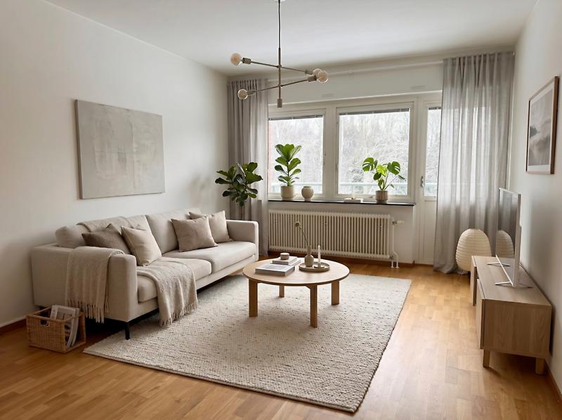 Ung kvinna ser glad ut och sträcker upp en bukett med blommor i luften 