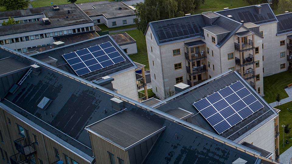 Bild på  fastigheter med solceller på taken.