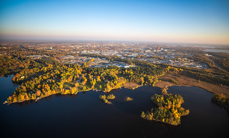 Flygfoto med vy över Växjö och Helgasjön. 